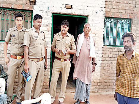 Thieves carrying millions of goods from four houses of Kushmara Bawani