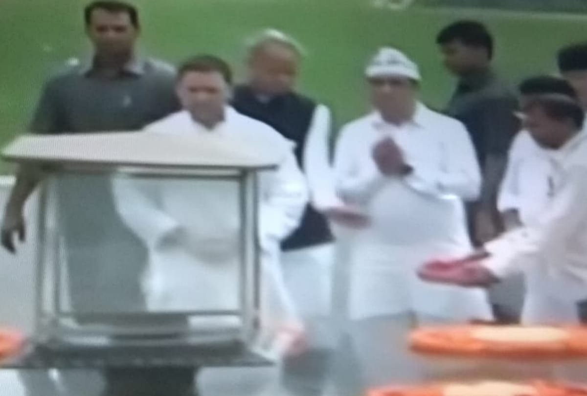 bjp leader harish khurana alleges congress leader that they had breakfast before fast at rajghat