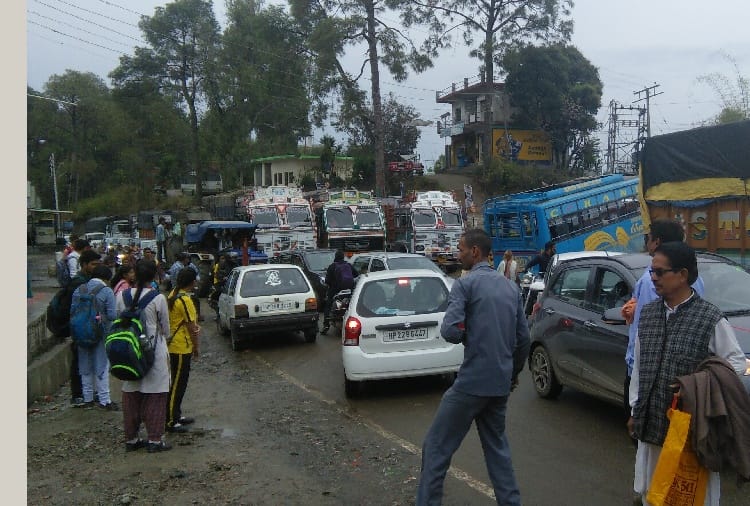 रानीताल-शिमला एनएच पर गिरा पेड़, आठ घंटे यातायात अवरुद्घ