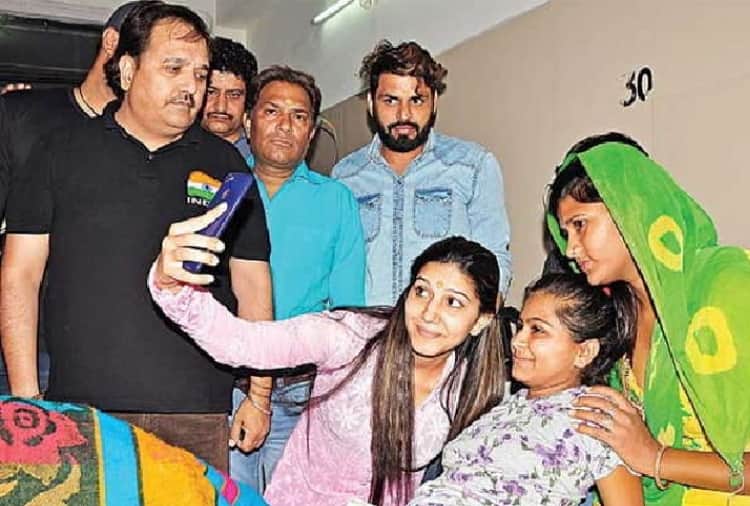 sapna chaudhary Helps Poor Kid Who Recently met with an Accident in Rohtak