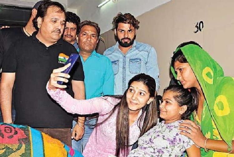 sapna chaudhary Helps Poor Kid Who Recently met with an Accident in Rohtak
