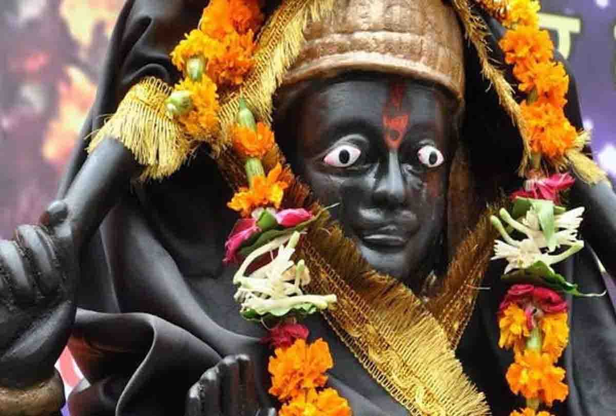 inside these five habit lord shani is always happy with them 