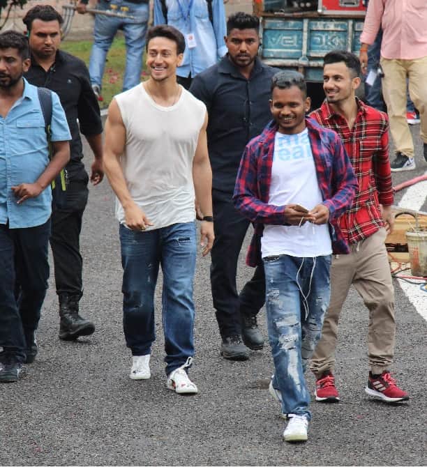 Tiger shroff child fan dance on student of the year 2 set in dehradun
