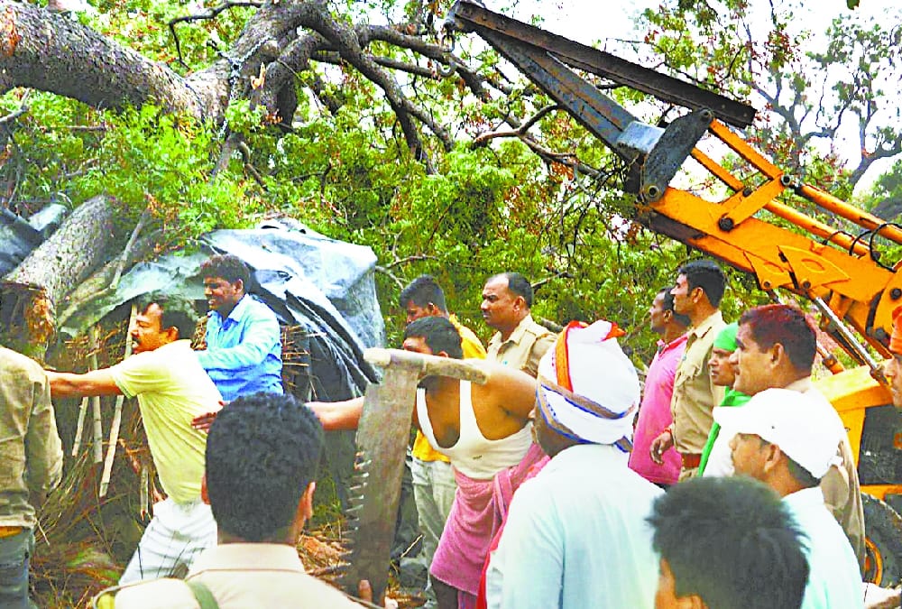 death because of storm in awadh.