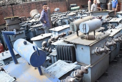 Amar Ujala Exclusive: बारिश की बूंदों से धधक रहे ट्रांसफार्मर, तीन दिन में 382 फुंके, उर्जा निगम के छूटे पसीने Amar Ujala exclusive: falls in transformers due to heavy rain in Baghpat