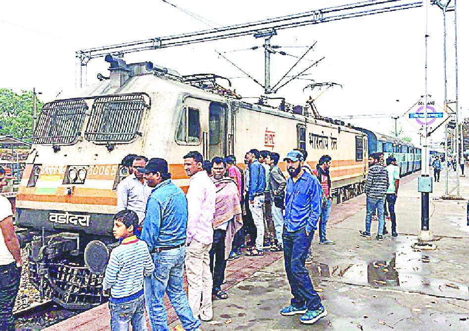 Utkal Express shocks, scared passengers