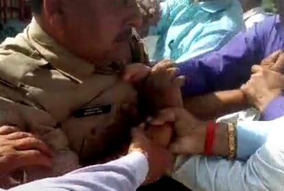 up police constable arrested while taking bribe 