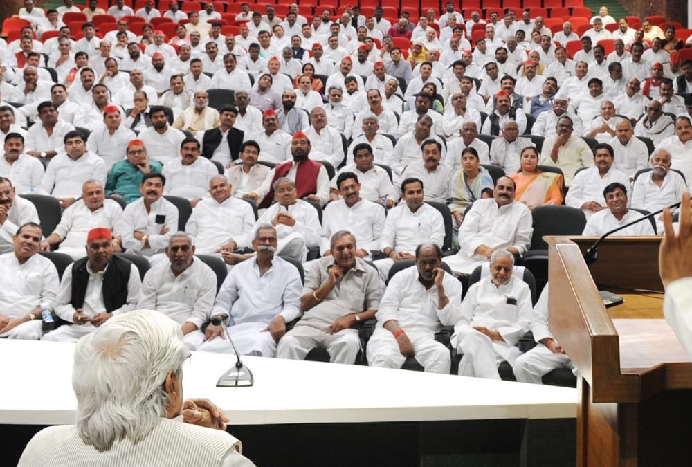 akhilesh yadav addresses party leaders over SP and BSP alliance.