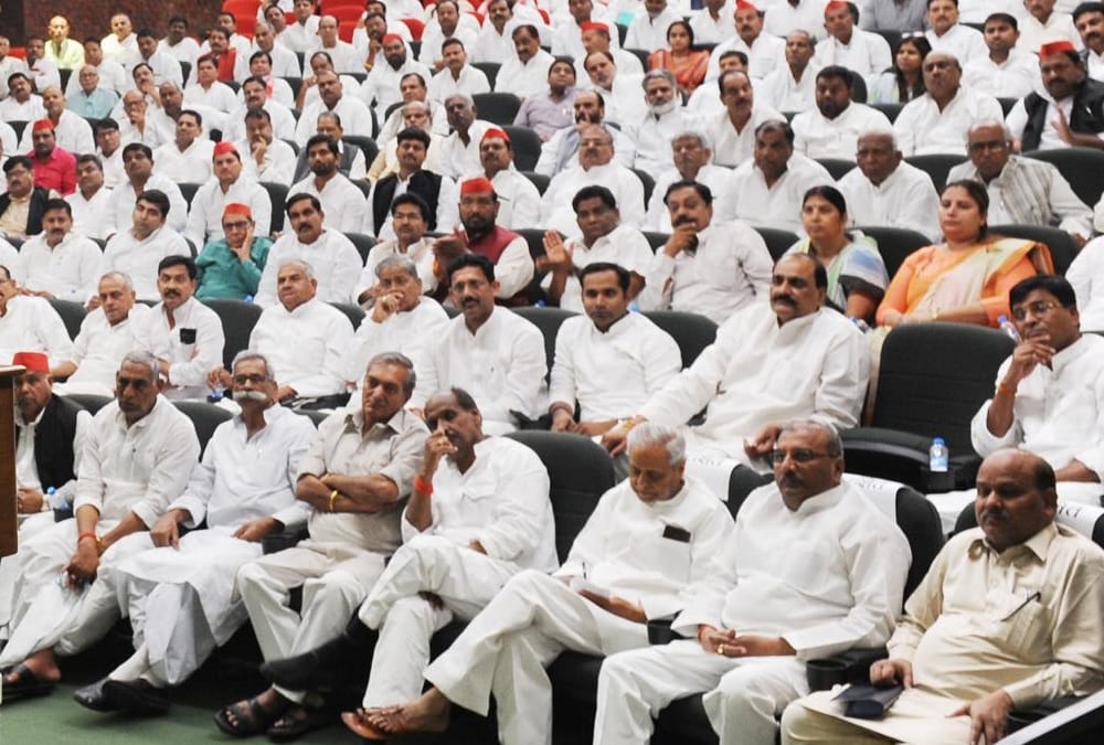 akhilesh yadav addresses party leaders over SP and BSP alliance.