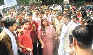 The grin of protest against liquor shops, imposed jam