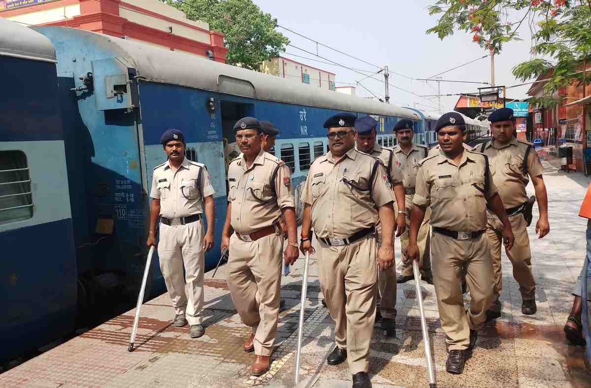 lok sabha elections 2019 : chaukidar of country pasted on the railways is theft, sticker, case filed