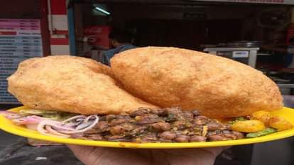 Congress leader had breakfast at chainaram halwai’s shop in old delhi