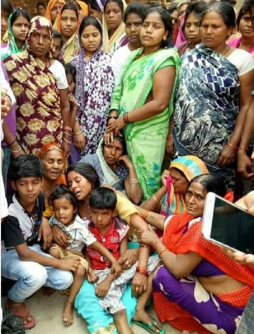 घर से आई थी गोली की आवाज, सड़क पर मिली संतोष की लाश