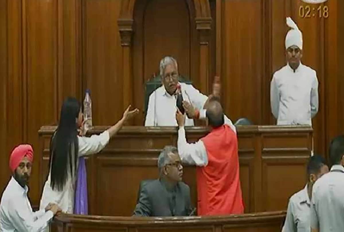 bjp mla reached delhi assembly with sewer water in bottle tried to speak from speaker mike suspended