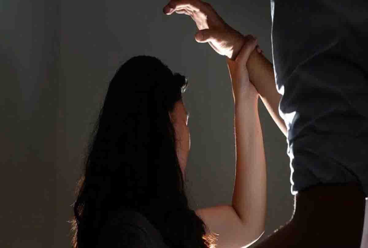 18 year old girl raped by father in up