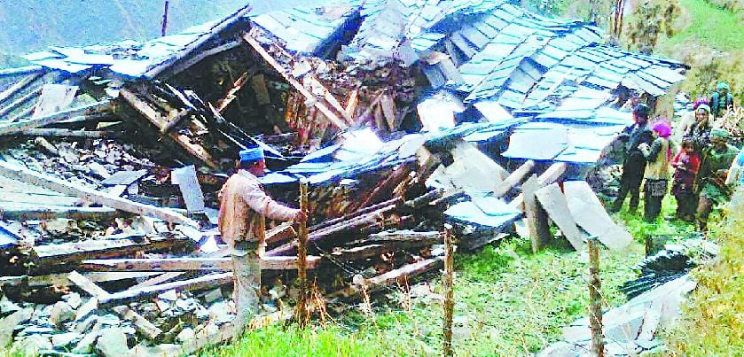छह कमरों का दो मंजिला मकान ढहा, बाल-बाल बचे परिवार के सदस्य