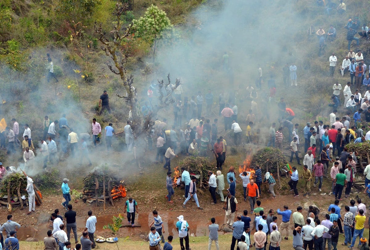 Himachal bus accident: Relatives and family members perform mass cremation of school children