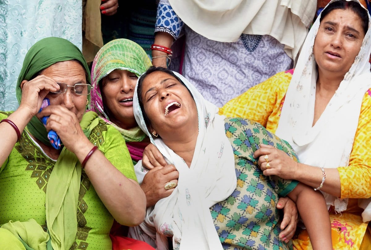 Himachal bus accident: Relatives and family members perform mass cremation of school children