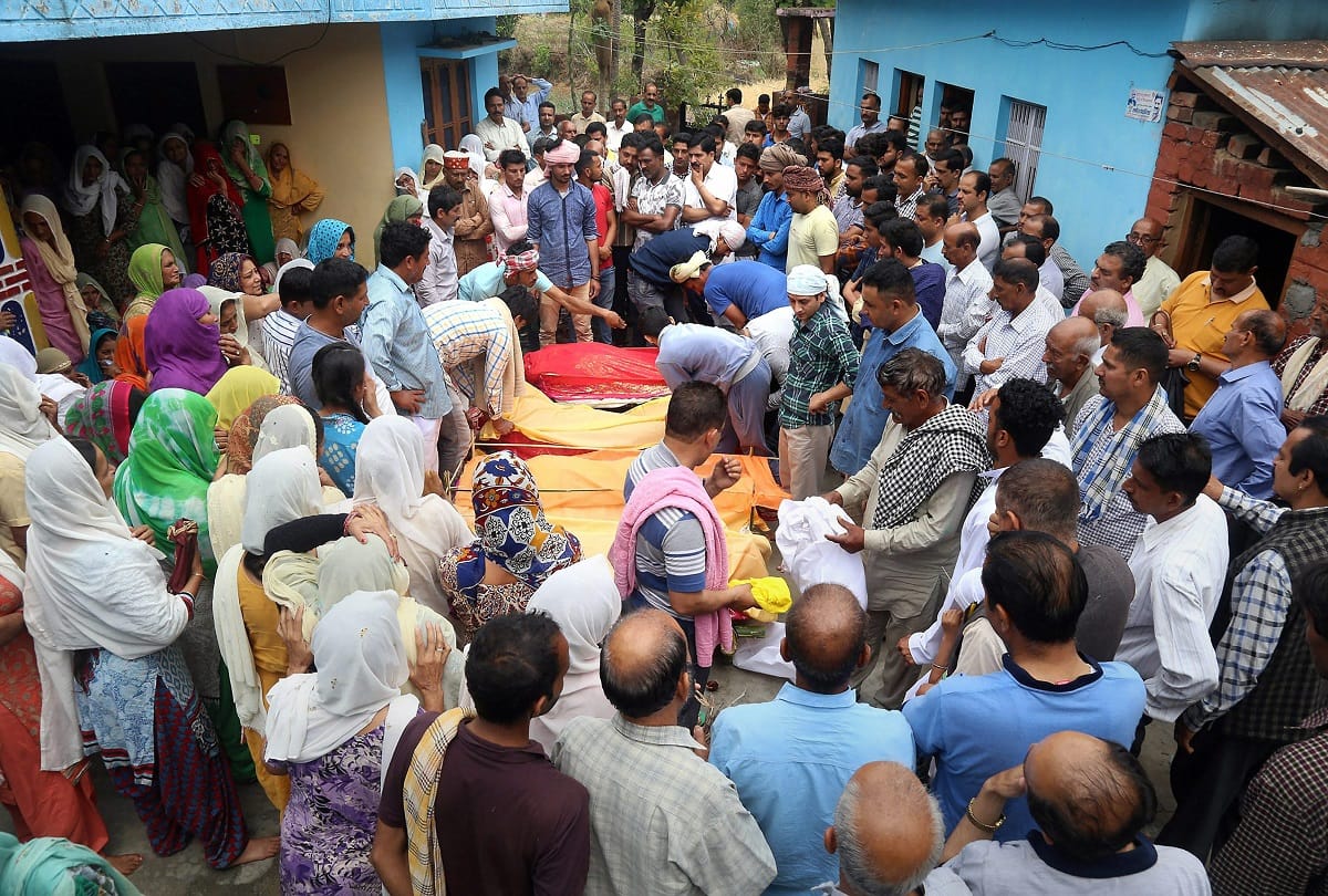 Himachal bus accident: Relatives and family members perform mass cremation of school children