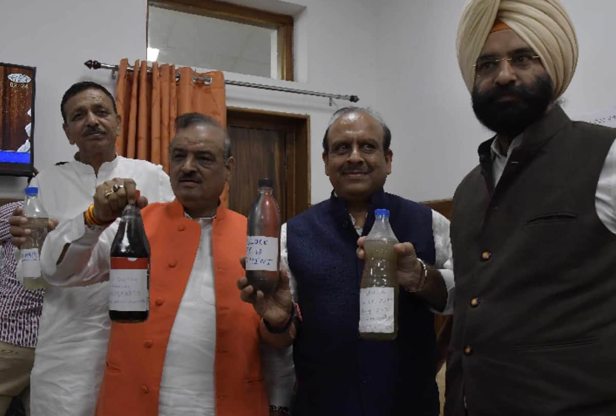 bjp mla reached delhi assembly with sewer water in bottle tried to speak from speaker mike suspended