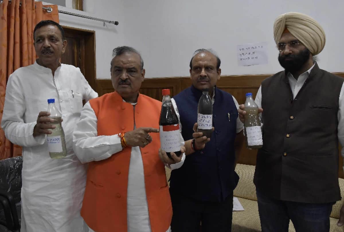 bjp mla reached delhi assembly with sewer water in bottle tried to speak from speaker mike suspended