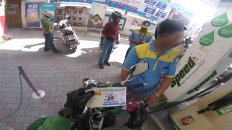 Petrol pump new trick to oil theft with customers video viral
