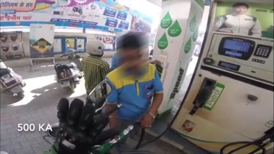 Petrol pump new trick to oil theft with customers video viral