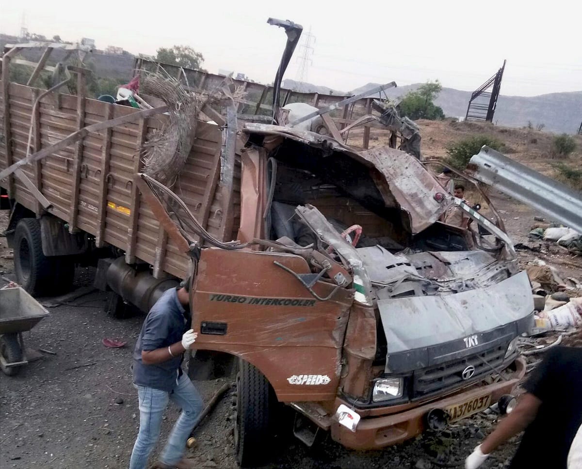  seventeen dead and many injured after truck hit a barricade in Maharashtra