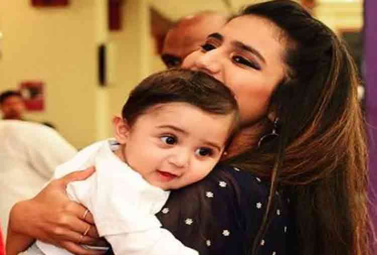 priya prakash varrier new photo viral in social media with a child people ask who is he