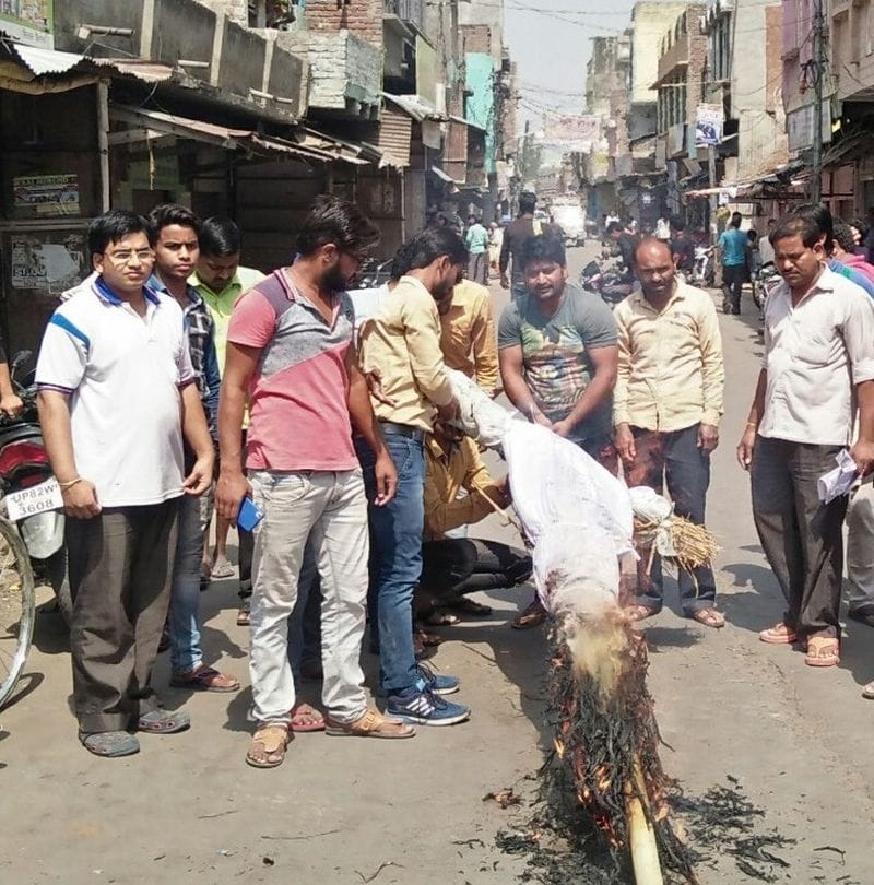 आरक्षण के विरोध में बंद रहे सोरों के बाजार