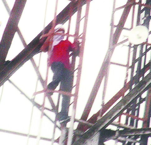 shadi ke liye paisa nhi mila to tower pr chada 