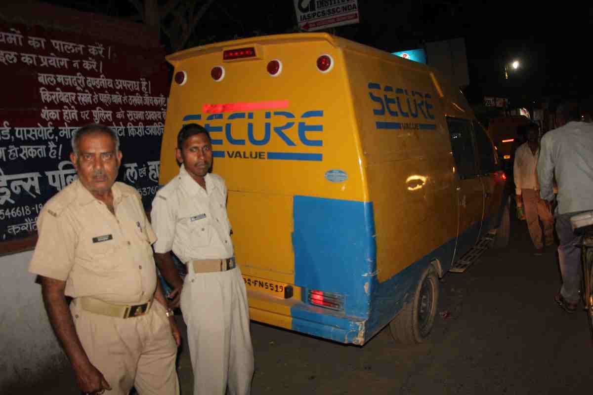 Twenty six lakh robbery to ATM cash van in varanasi