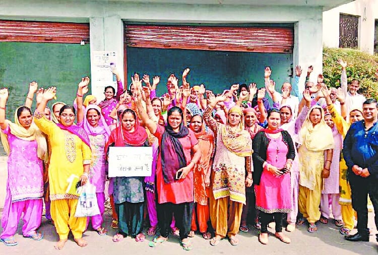 मझोट में शराब ठेका के विरोध में महिलाओं ने किया प्रदर्शन