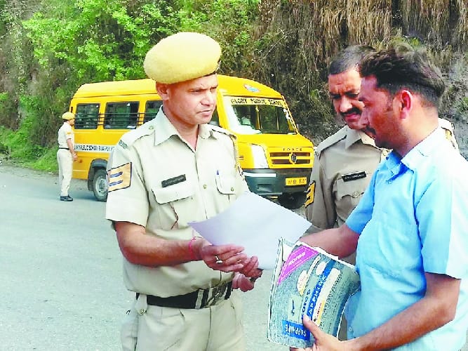 ओवरलोडिंग पर स्कूली बसों के चालान