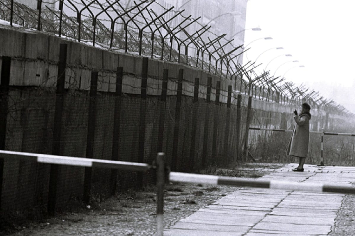History of Berlin wall that divided germany into two parts in a single night