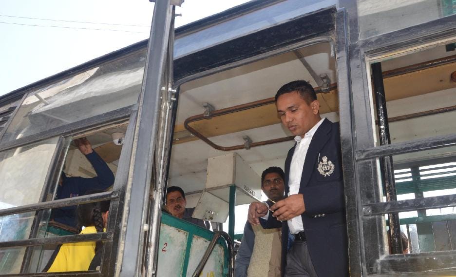 हादसों से नहीं लिया सबक, प्राइवेट वाहनों में ठूंस-ठूंस भरे बच्चे