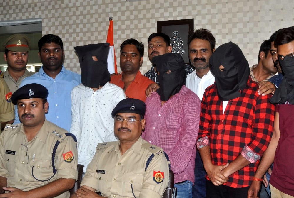 four arrested for fraud of more than 50 crore in lucknow.
