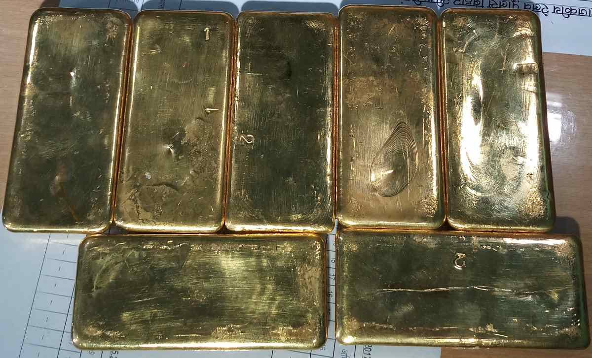 Seven kg gold recovered and one smuggler arrested on mughalsarai railway station
