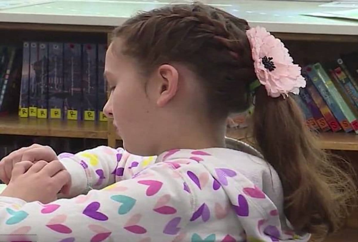 Kind hearted bus driver braids hair for girl whose mother die