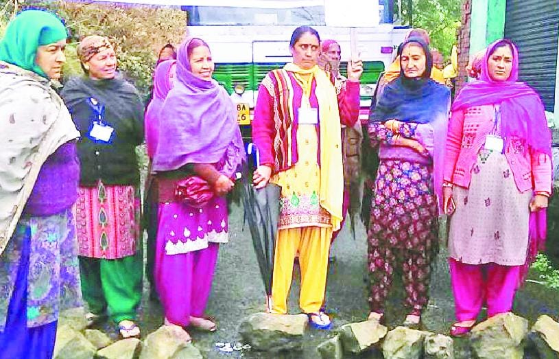 ठेके के विरोध में बारिश के बीच महिलाओं ने किया चक्का जाम
