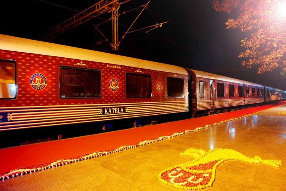 Worlds leading indian luxury maharajas express train facilities will surely pop your eyes out