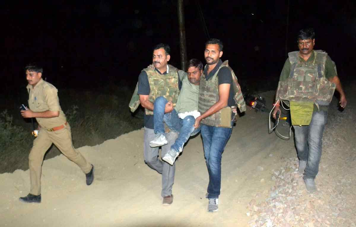 Police encounter in varanasi and one criminal injured