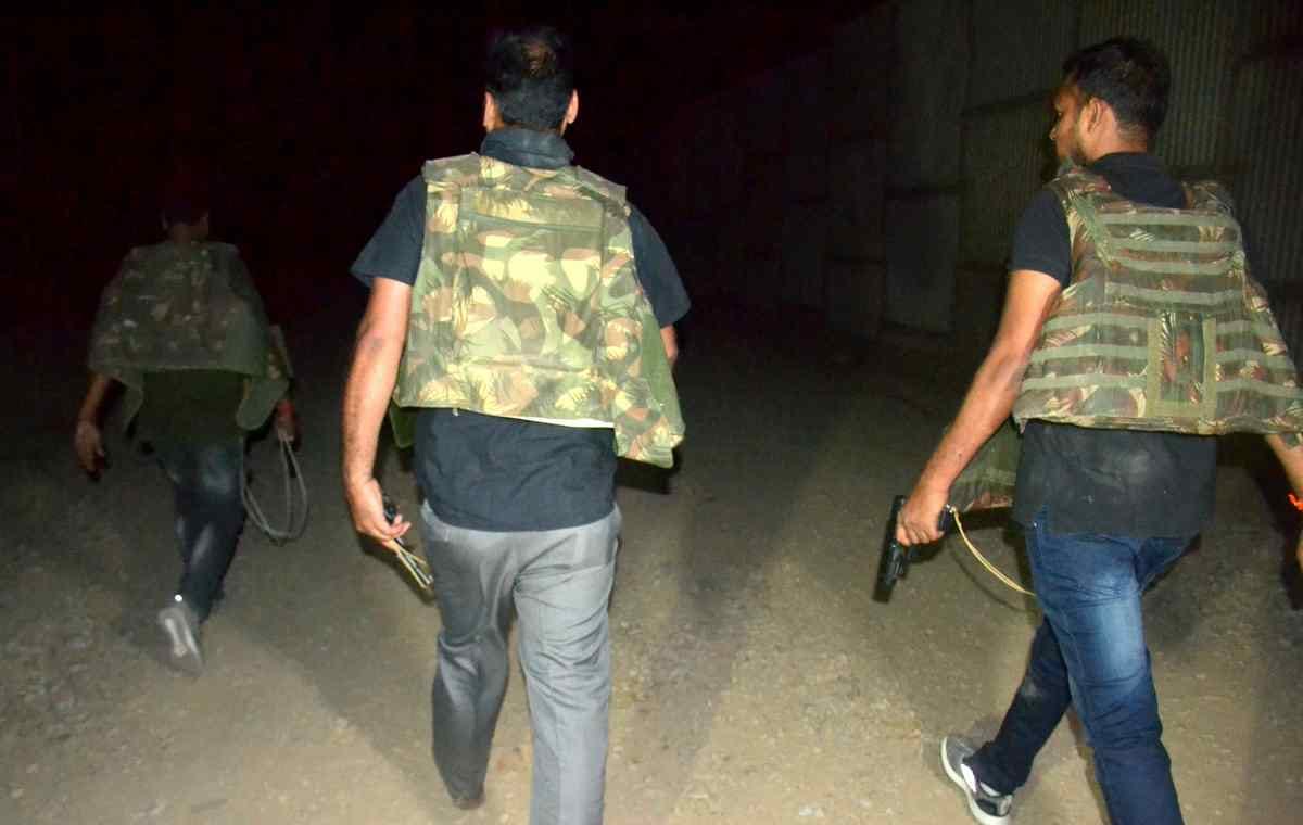 Police encounter in varanasi and one criminal injured
