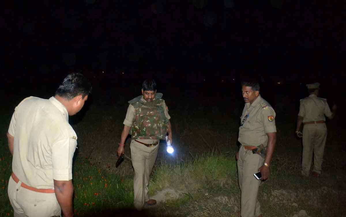 Police encounter in varanasi and one criminal injured