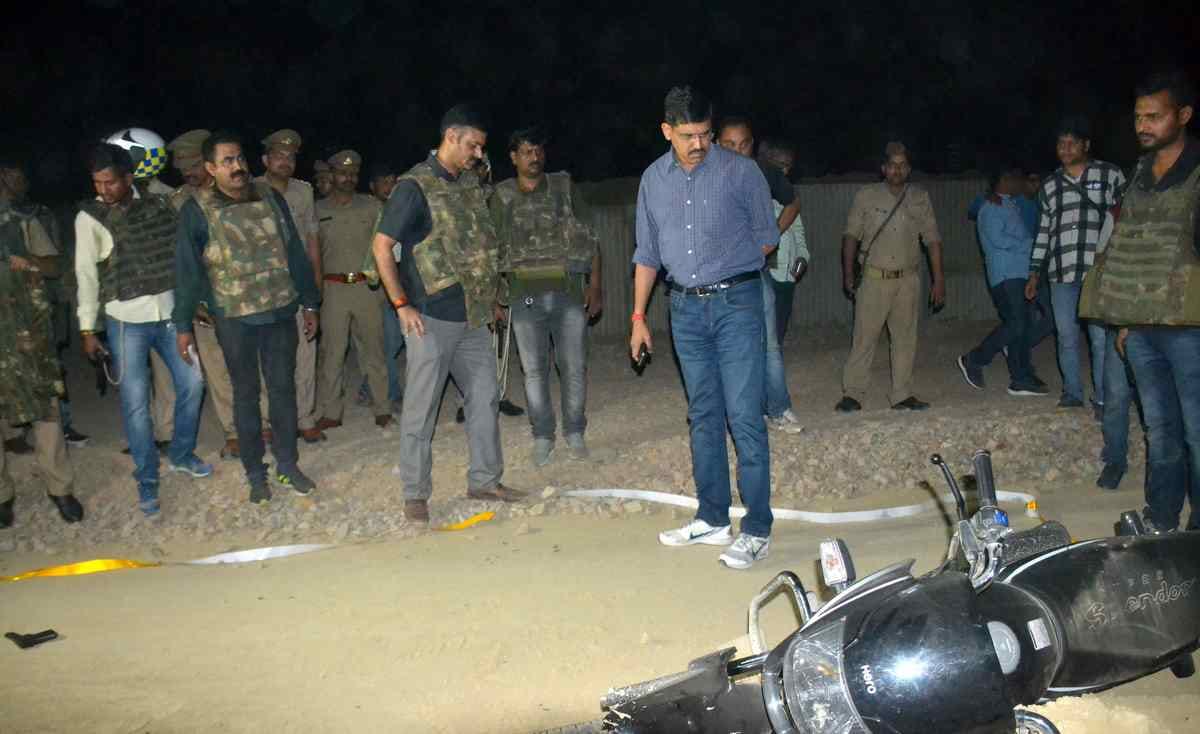 Police encounter in varanasi and one criminal injured
