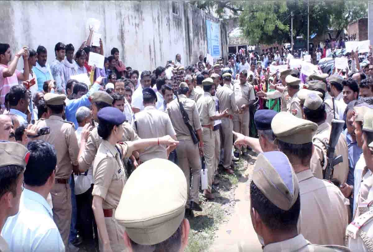 MLA Kuldeep Sengar supporters Indecency with SP women delegation