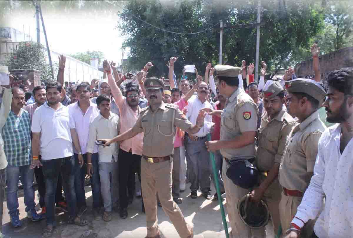 MLA Kuldeep Sengar supporters Indecency with SP women delegation