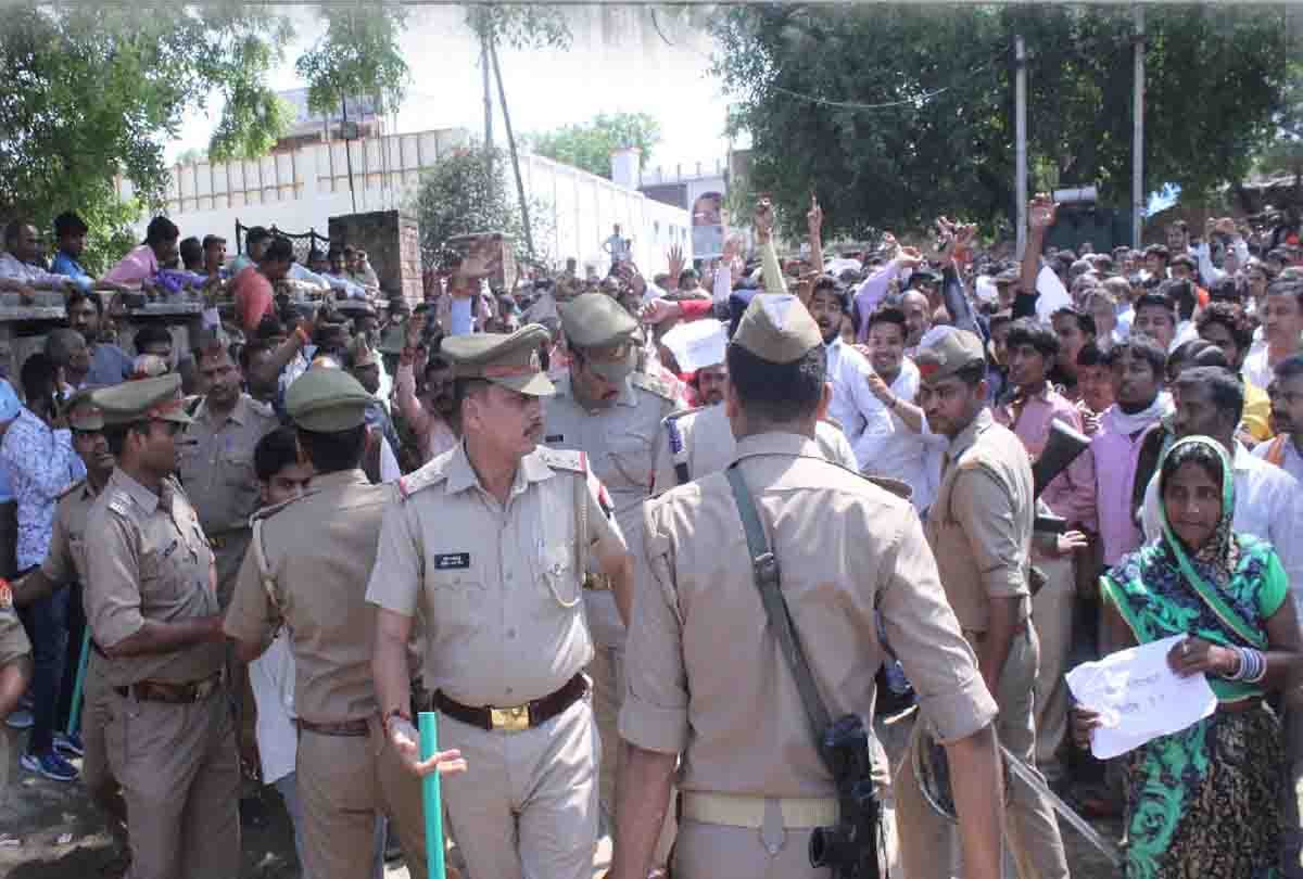 MLA Kuldeep Sengar supporters Indecency with SP women delegation