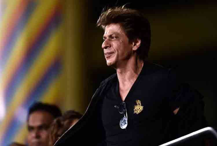 Shahrukh khan and dhoni daughter ziva photos goes viral with andre russell sixer shot from stadium