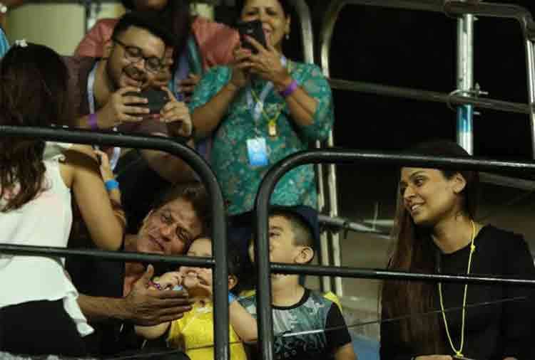Shahrukh khan and dhoni daughter ziva photos goes viral with andre russell sixer shot from stadium